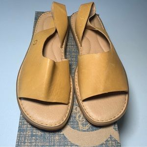 Born Inlet Sandal Sz 9 Yellow Leather